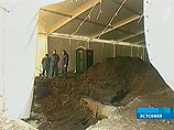 Депутатам Госдумы не дали посмотреть на место раскопок "под бронзовым солдатом" в Таллине Депутатам Госдумы не дали посмотреть на место раскопок "под бронзовым солдатом" в Таллине