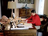 Выдержки из дневника Рейгана, опубликованные в среду журналом Vanity Fair, также отражают непростые взаимоотношения между президентом и его сыном Роном, тревоги Рейгана по поводу "бешеного клоуна" - ливийского лидера Муамара Каддафи - и личную симпатию к Выдержки из дневника Рейгана, опубликованные в среду журналом Vanity Fair, также отражают непростые взаимоотношения между президентом и его сыном Роном, тревоги Рейгана по поводу "бешеного клоуна" - ливийского лидера Муамара Каддафи - и личную симпатию к