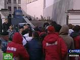 "Наши" перепутали шведского посла с эстонским и оторвали у его машины флажок и зеркало "Наши" перепутали шведского посла с эстонским и оторвали у его машины флажок и зеркало