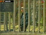 Затем оба осужденных взяли у санитара сотовый телефон и перепрыгнули через больничный забор. Затем оба осужденных взяли у санитара сотовый телефон и перепрыгнули через больничный забор.