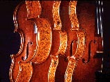 "Росслинский мотет" предполагается исполнять на восьми средневековых инструментах при участии четырех певцов. Слова для мелодии Митчеллы взяли из старинного католического гимна "Ut Queant Laxis". 