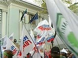 Посол Эстонии покинула Россию, "Наши" сняли осаду посольства Посол Эстонии покинула Россию, "Наши" сняли осаду посольства