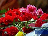Сотни свечей зажжены на Новодевичьем кладбище в память о Мстиславе Ростроповиче Сотни свечей зажжены на Новодевичьем кладбище в память о Мстиславе Ростроповиче