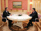 В Киеве началась встреча президента и премьер-министра Украины Виктора Ющенко и Виктора Януковича в рамках договоренностей, достигнутых 4 мая, о проведении досрочных парламентских выборов