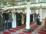 Мусульмане молятся о упокоении душ погибших в борьбе с нацистами