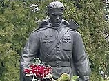 Церемония открытия памятника Воину-Освободителю на военном кладбище Таллина состоялась во вторник