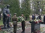От имени дипломатического корпуса венок возложил старейшина дипкорпуса, посол Швеции Даг Хартелиус От имени дипломатического корпуса венок возложил старейшина дипкорпуса, посол Швеции Даг Хартелиус