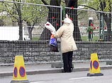 Между тем, жители Таллина с утра начали приносить цветы в сквер Тынисмяги, где стоял памятник Воину-освободителю, несмотря на настоятельную просьбу эстонских властей не возлагать 9 мая цветы