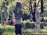Русский музей решил оградить скульптуру подчиненного ему Летнего сада от посетителей
