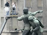 По данным исследования, 60% респондентов выступают против демонтажа памятников советским воинам, а поддерживают эту идею 30%