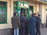 В Чите ограблен банк, похищено 38 миллионов рублей и золото в слитках, убиты два охранника, сообщил РИА "Новости" по телефону источник в УВД города