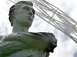 На территории нового стадиона "Уэмбли" состоялась церемония открытия памятника бывшего капитана сборной Англии Бобби Мура, скончавшегося в 1993 году от рака