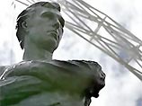 На территории нового стадиона "Уэмбли" состоялась церемония открытия памятника бывшего капитана сборной Англии Бобби Мура, скончавшегося в 1993 году от рака На территории нового стадиона "Уэмбли" состоялась церемония открытия памятника бывшего капитана сборной Англии Бобби Мура, скончавшегося в 1993 году от рака