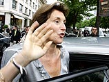 Супруге будущего главы французского государства 49 лет, она сделала большую карьеру в области связей с общественностью и известна независимым поведением