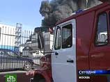 Пожар на мебельной фабрике в Москве тушили четыре часа, выгорела четверть здания