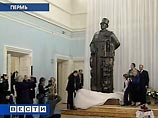 Изваять статую Дягилева предложил художнику в 2004 году губернатор Пермского края Олег Чиркунов