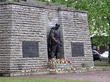 Премьер-министр Эстонии Андрус Ансип заявил, что целью переноса памятника Воину-освободителю Таллина от фашистской Германии было "предотвращение постепенного скатывания страны под контроль России".