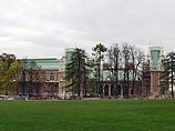 В докладе приводятся многочисленные примеры неудачных проектов, такие как недавние работы в Царицыно, дворце XVIII века, построенном при Екатерине Великой. Здание так и не было завершено и до недавнего времени представляло собой "романтические руины" в по В докладе приводятся многочисленные примеры неудачных проектов, такие как недавние работы в Царицыно, дворце XVIII века, построенном при Екатерине Великой. Здание так и не было завершено и до недавнего времени представляло собой "романтические руины" в по