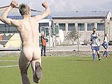 Эстонских футболисток смутил выбежавший на поле голый баскетболист