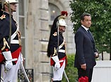 Саркози персонал резиденции полностью поменяется, а его численность увеличится вдвое и достигнет 20-25 человек. Это объясняют тем, что семья у нового президента больше, чем у его предшественника