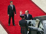 Саркози проводил до машины своего предшественника, который покинул Елисейский дворец - рабочую и жилую резиденцию главы французского государства, где провел последние 12 лет