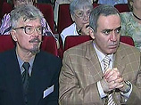 Среди ожидающих свои паспорта (всего их 13 человек) - лидеры "Другой России" Гарри Каспаров и Эдуард Лимонов Среди ожидающих свои паспорта (всего их 13 человек) - лидеры "Другой России" Гарри Каспаров и Эдуард Лимонов