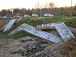 Напомним, что памятник летчику Василию Пойденко, представлявший собой стилизацию под сломанные крылья самолета высотой 5-6 метров, был снесен в связи с расширением Киевского шоссе