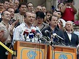 Президент Румынии Траян Бэсеску, в поддержку которого сегодня в ходе всенародного референдума, по предварительным данным, высказались 75 процентов его участников, возвращается к своим обязанностям