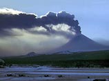На Камчатке вулкан Ключевская сопка выбрасывает тучи пепла. Шлейфы от выбросов тянутся на расстояние от 30 до 360 км на высоте от 6,5 км до 8 км над уровнем моря