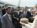 Президента Ирана встретили хлебом-солью и ярким букетом цветов