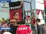 Активисты прокремлевского молодежного движения "Наши" начали в понедельник бессрочный пикет у представительства Европейской комиссии
