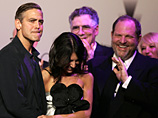 После скоротечной борьбы, поцелуй Клуни, считающегося одним из завидных холостяков Голливуда, приобрела женщина, имя которой держится в секрете