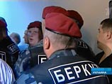 Ющенко также объяснил, за что уволил Святослава Пискуна с должности Генпрокурора и потребовал от спецслужб разобраться с ситуацией в связи с вводом спецподразделения МВД "Беркут" в здание Генпрокуратуры Украины