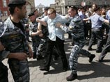 Московская милиция задержала активистов за права гомосексуалистов, когда они пытались передать письмо мэру города Юрию Лужкову с просьбой снять запрет на гей-парад