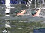 Пограничники отметили свой праздник в столице традиционными купаниями в фонтанах Пограничники отметили свой праздник в столице традиционными купаниями в фонтанах