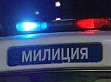 По данным МВД РФ, примерно в 4:30 милиционеры прибыли по вызову после сообщения о том, что в одной из квартир дома N2 по улице Капроновой 44-летний ранее судимый мужчина угрожает убийством