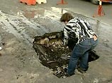 В Москве из-за аномальной жары под асфальт провалился грузовик с мороженым В Москве из-за аномальной жары под асфальт провалился грузовик с мороженым