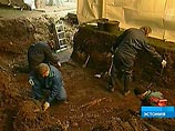 По данным издания, министерство иностранных дел Эстонии 7 мая проинформировало посольство России в Таллинне о том, что в ходе раскопок на Тынисмяги были обнаружены останки 12 человек