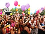 В Риге, на набережной 11 Ноября, в воскресенье тысячи людей собрались на концерт в поддержку семейных ценностей "Мир против гомосексуализма"