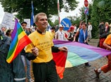 Это мероприятие проводится в качестве альтернативы проходящему в это же время в центре Риги, в Верманском саду шествию секс-меньшинств