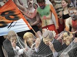 Третий день демонстраций в Ростоке начался блокадой ведомства по делам иностранцев Третий день демонстраций в Ростоке начался блокадой ведомства по делам иностранцев