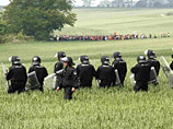 Тысячи антиглобалистов прорвали полицейское ограждение и готовы помешать саммиту G8