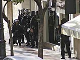 В Испании спецназ полиции после шести часов осады в четверг ворвался в предположительно захваченное грабителями отделение Deutsche Bank в городе Леон и, не обнаружив налетчиков, освободил запертых в комнате-сейфе служащих