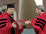 Основатель и владелец корпорации Microsoft американский мультимиллиардер Билл Гейтс, наконец, получил диплом Гарвардского университета, из которого был отчислен в 1975 году