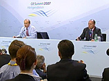 Рекламу схемы ПРО от Путина пытались прервать листовками "Другой России" Рекламу схемы ПРО от Путина пытались прервать листовками "Другой России"