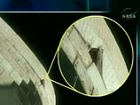 Используя специальную руку-робот, астронавты заметили небольшое отверстие на левой стороне шаттле, рядом с термозащитными пластинами, оберегающими поверхность корабля от нагрева при спуске в атмосфере