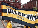 Более полусотни представителей православно-патриотических организаций начинают патрулирование Ильинского сквера на Китай-городе, одного из традиционных мест встреч геев и лесбиянок в Москве