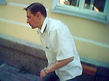 Журавлев также стал фотографировать мужчину на свой мобильный телефон, в ответ тот попытался силой вырвать у активиста "Ночного дозора" телефон и спровоцировать драку