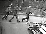 Следователи продемонстрировали Рыно видеозапись, сделанную камерой наблюдения, установленной на подъезде дома, где жил Абрамян. На этой записи запечатлено убийство, и его исполнители были видны совершенно отчетливо Следователи продемонстрировали Рыно видеозапись, сделанную камерой наблюдения, установленной на подъезде дома, где жил Абрамян. На этой записи запечатлено убийство, и его исполнители были видны совершенно отчетливо