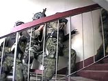 Квартиру блокировали сотрудники ОМОН, которые намеревались штурмовать жилище Квартиру блокировали сотрудники ОМОН, которые намеревались штурмовать жилище
